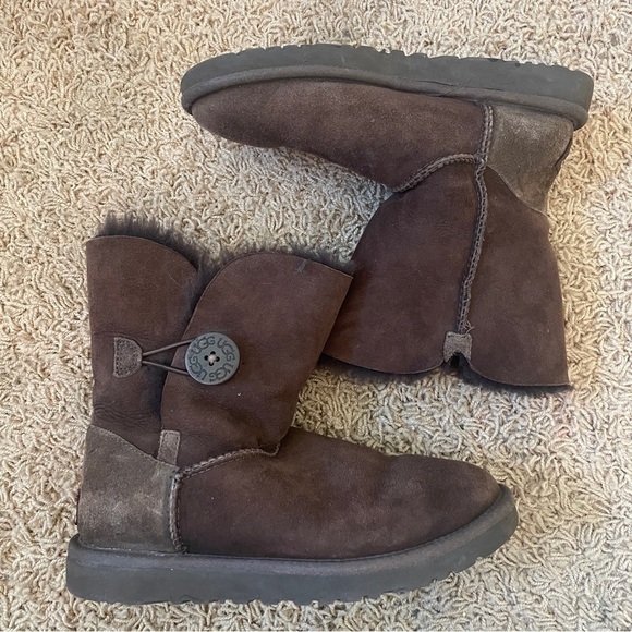 UGG Australia Original Women’s Bailey Button II Chocolate Short Booties Boot 5 - Picture 2 of 11
